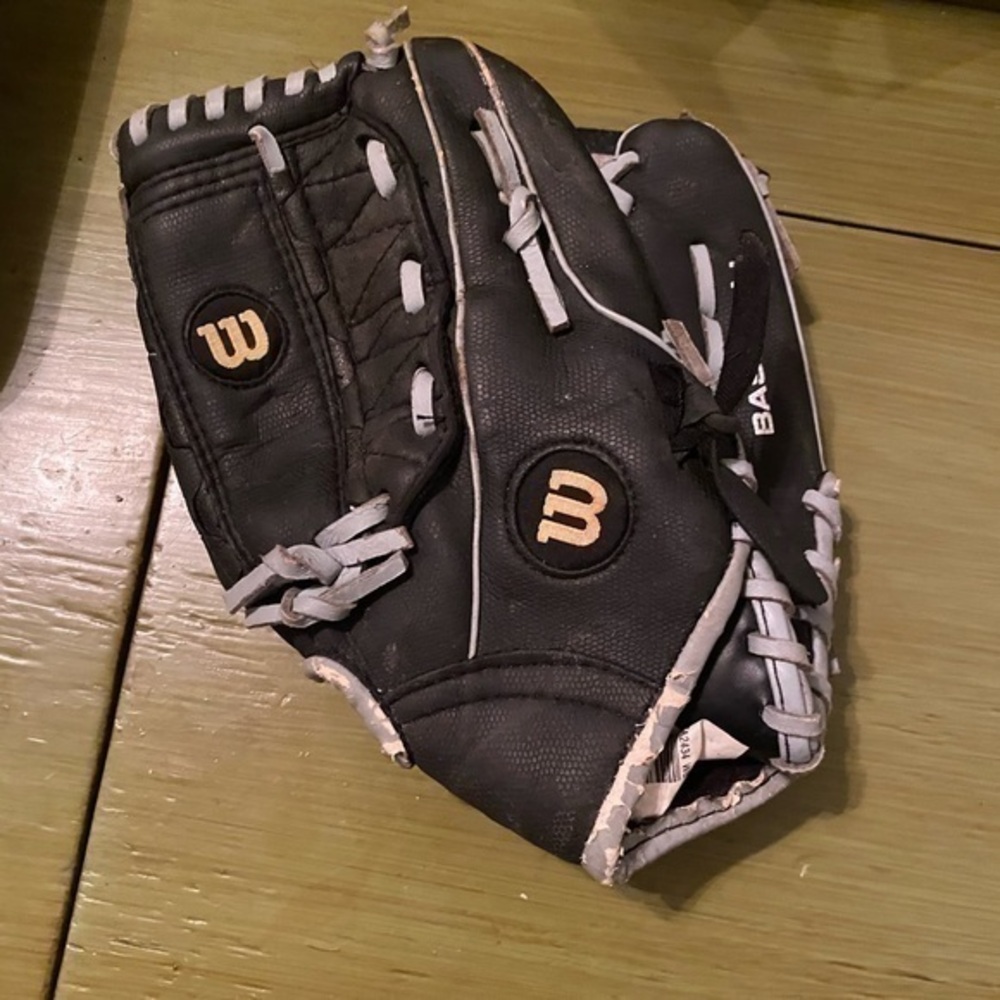 Wilson baseball glove 10.5”